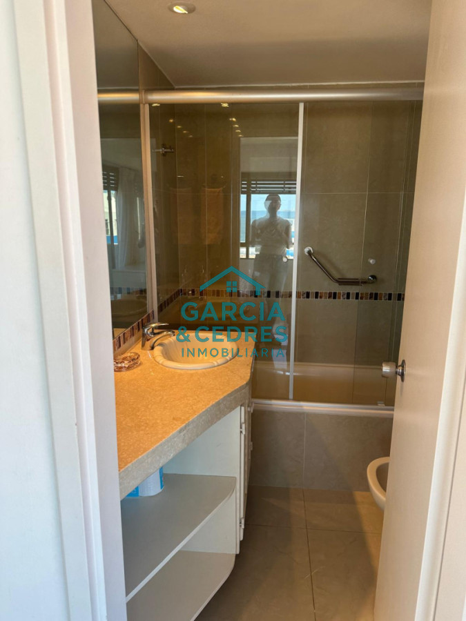 Apartamento ID.197 - Oportunidad !!! Venta Apartamento 4 Dormitorios y 3 baños Reciclado - Playa Brava - Parquemar Center