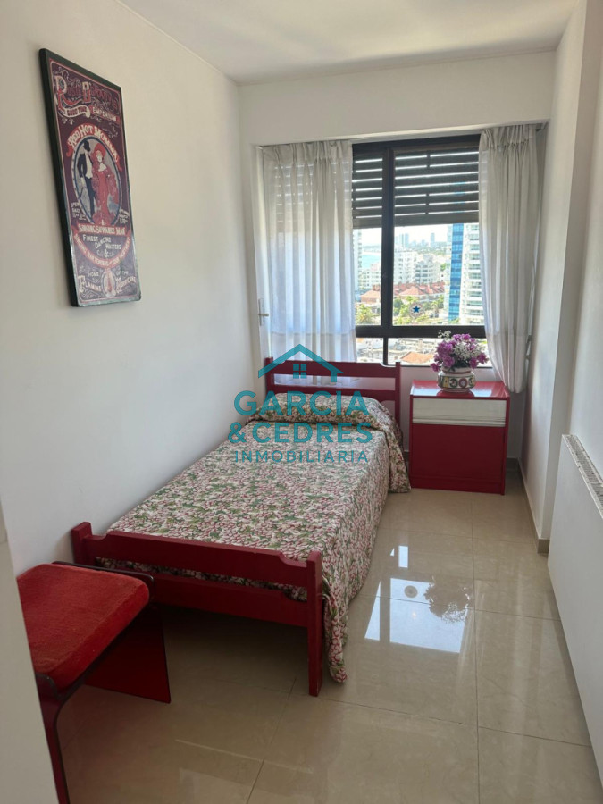 Apartamento ID.197 - Oportunidad !!! Venta Apartamento 4 Dormitorios y 3 baños Reciclado - Playa Brava - Parquemar Center