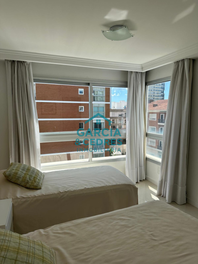 Apartamento ID.183 - Exclusivo Apartamento en Edificio Puerto Punta - 4 Dormitorios + Servicio Completo