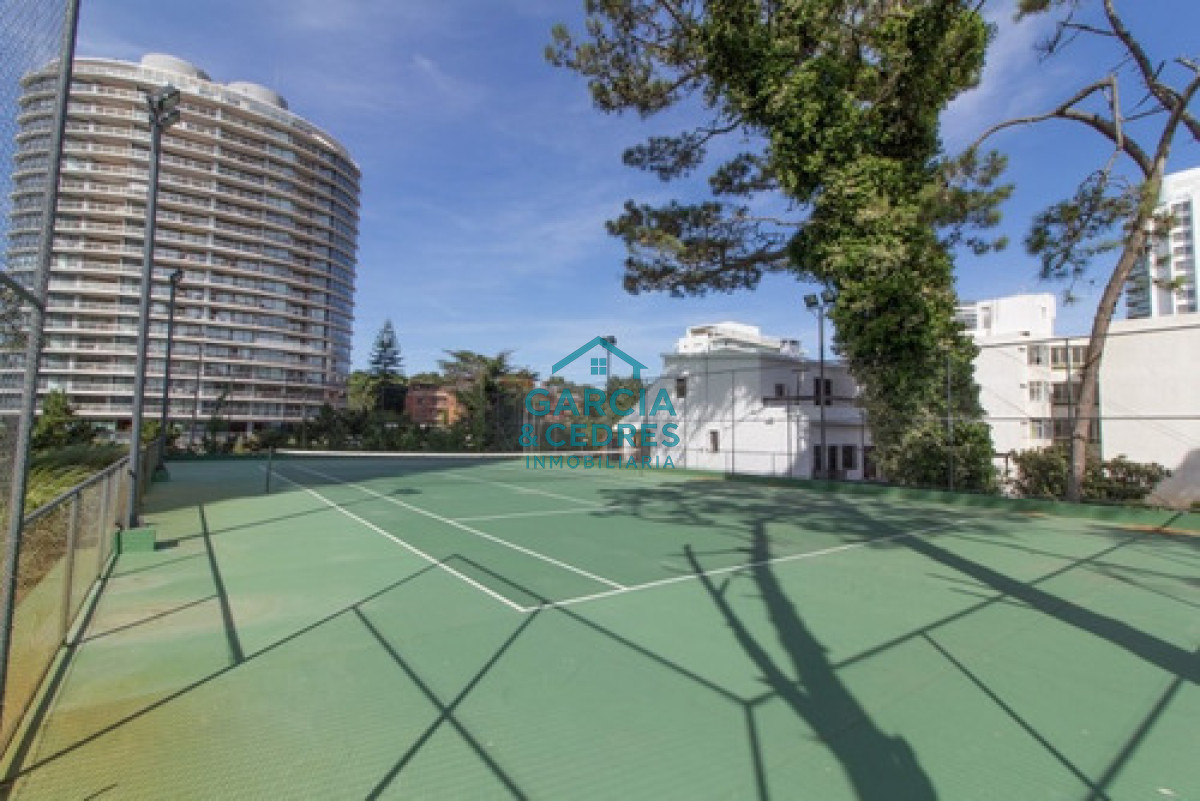 Apartamento ID.324 - Alquiler invernal - Apartamento 2 Dormitorios En Punta Del Este Invernal Con Cochera. Excelente Vista y ubicación.