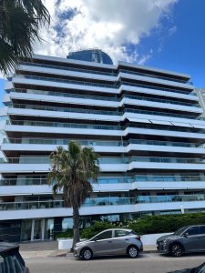 Exclusivo Apartamento en Edificio Puerto Punta - 4 Dormitorios + Servicio Completo