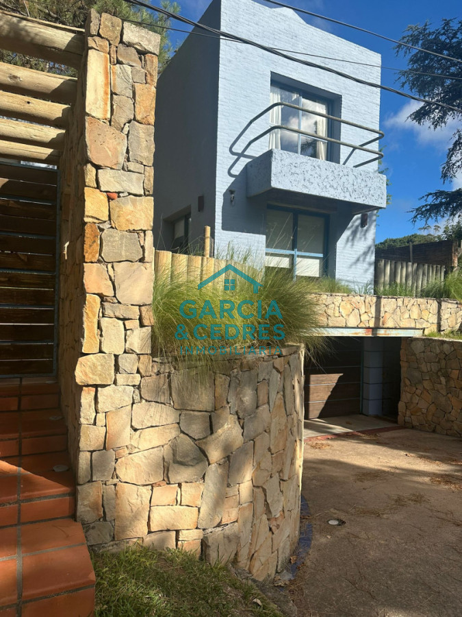 Casa ID.216 - VENDO CASA EN NUEVO CANTEGRIL 5 DORMITORIOS Y 5 BAÑOS EXCLENTE CONSTRUCCION