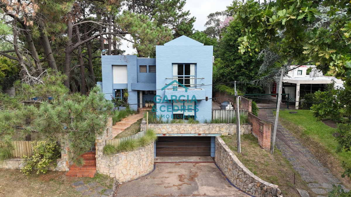 Casa ID.216 - VENDO CASA EN NUEVO CANTEGRIL 5 DORMITORIOS Y 5 BAÑOS EXCLENTE CONSTRUCCION