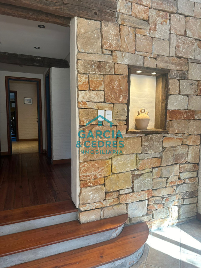 Casa ID.216 - VENDO CASA EN NUEVO CANTEGRIL 5 DORMITORIOS Y 5 BAÑOS EXCLENTE CONSTRUCCION