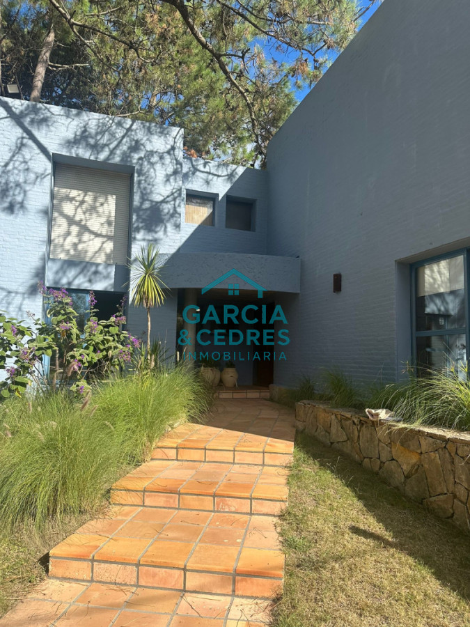 Casa ID.216 - VENDO CASA EN NUEVO CANTEGRIL 5 DORMITORIOS Y 5 BAÑOS EXCLENTE CONSTRUCCION