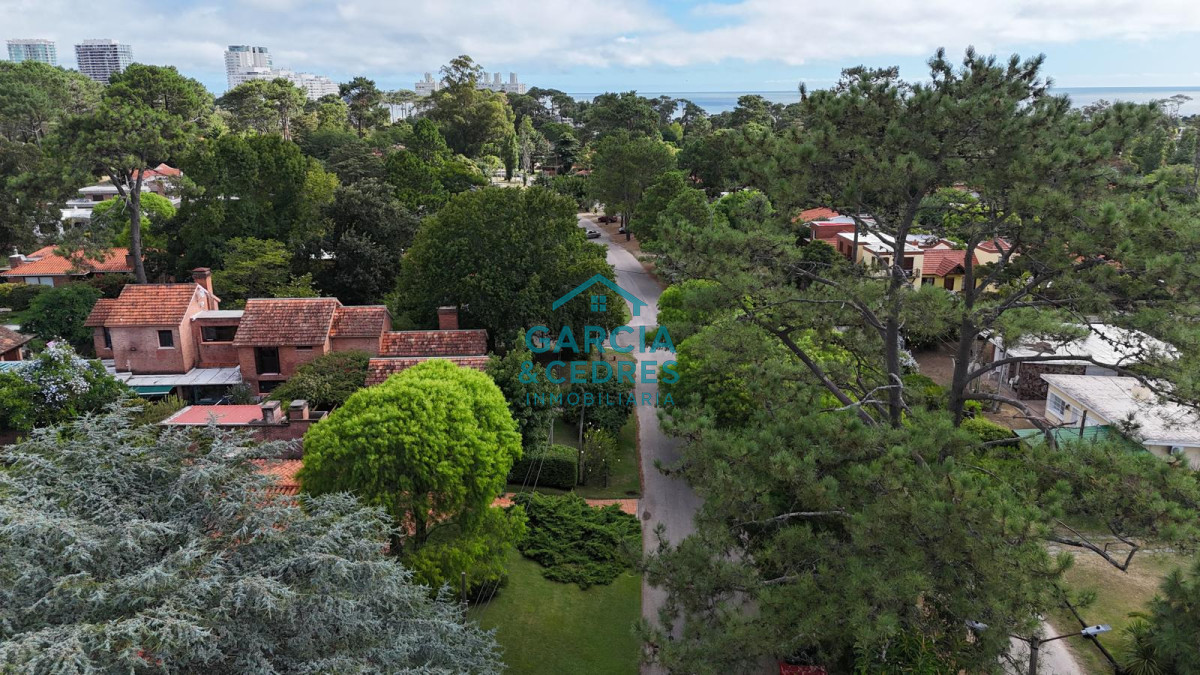 Casa ID.216 - VENDO CASA EN NUEVO CANTEGRIL 5 DORMITORIOS Y 5 BAÑOS EXCLENTE CONSTRUCCION