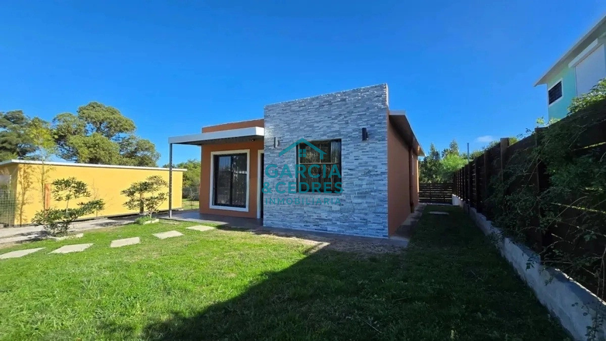 Casa ID.38 - Oportunidad en Las Flores a solo 200 mts de la playa . Casa A estrenar con piscina de 2 dormitorios y un baño 