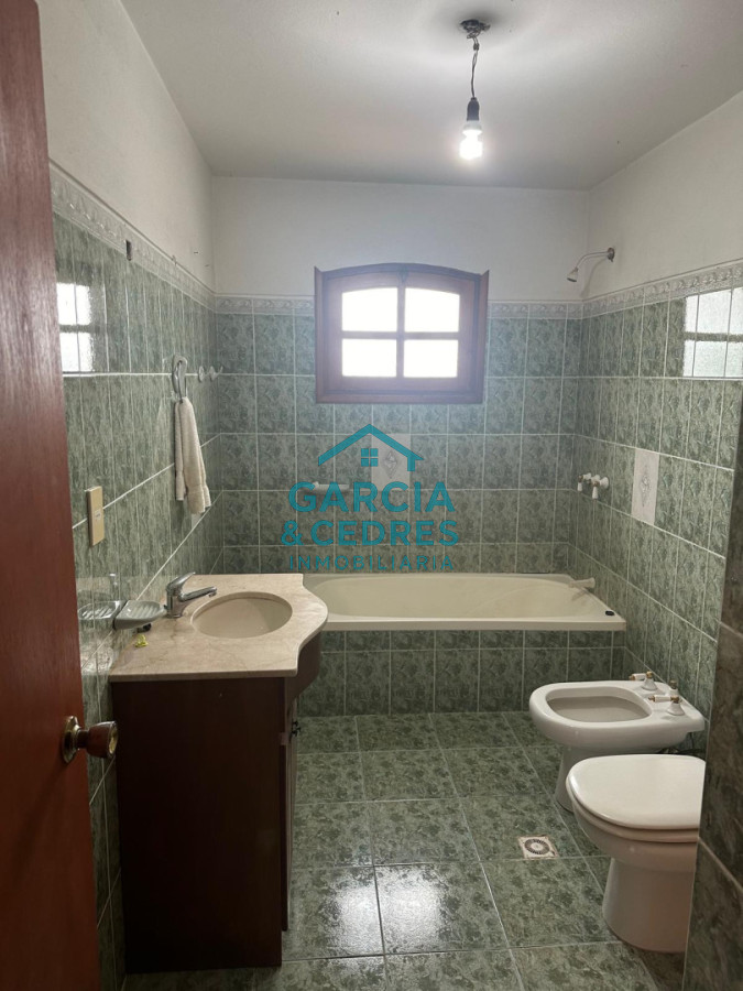 Casa ID.115 - EXCELENTE OPORTUNIDAD CASA DE 4 DORMITORIOS Y 4 BAÑOS , BARBACOA CERRADA Y MUCHO MAS EN BARRIO BIARRITZ 