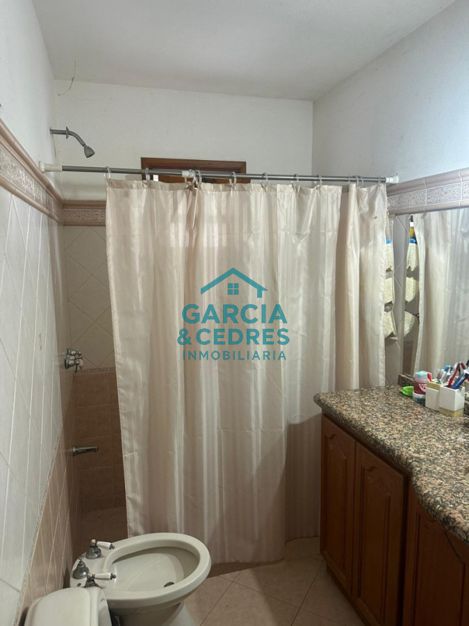 Casa ID.115 - EXCELENTE OPORTUNIDAD CASA DE 4 DORMITORIOS Y 4 BAÑOS , BARBACOA CERRADA Y MUCHO MAS EN BARRIO BIARRITZ 