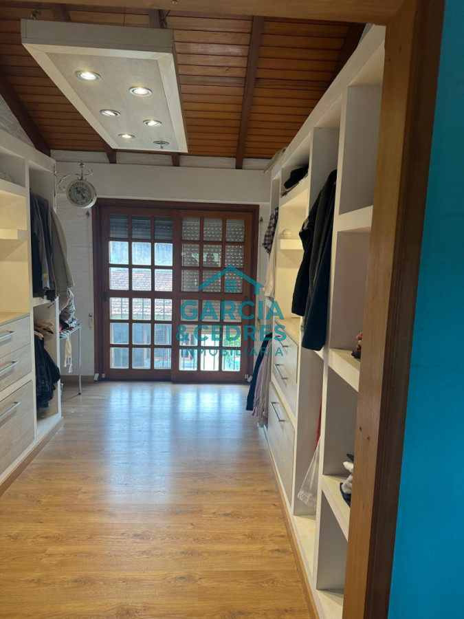 Casa ID.115 - EXCELENTE OPORTUNIDAD CASA DE 4 DORMITORIOS Y 4 BAÑOS , BARBACOA CERRADA Y MUCHO MAS EN BARRIO BIARRITZ 