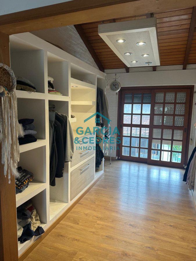 Casa ID.115 - EXCELENTE OPORTUNIDAD CASA DE 4 DORMITORIOS Y 4 BAÑOS , BARBACOA CERRADA Y MUCHO MAS EN BARRIO BIARRITZ 