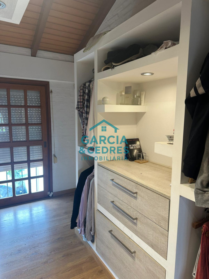 Casa ID.115 - EXCELENTE OPORTUNIDAD CASA DE 4 DORMITORIOS Y 4 BAÑOS , BARBACOA CERRADA Y MUCHO MAS EN BARRIO BIARRITZ 