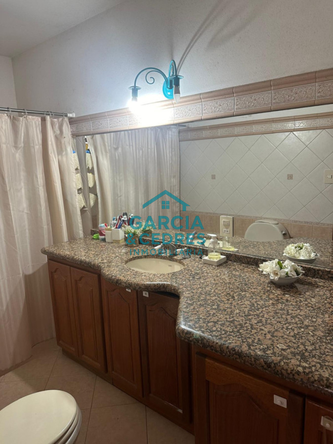 Casa ID.115 - EXCELENTE OPORTUNIDAD CASA DE 4 DORMITORIOS Y 4 BAÑOS , BARBACOA CERRADA Y MUCHO MAS EN BARRIO BIARRITZ 