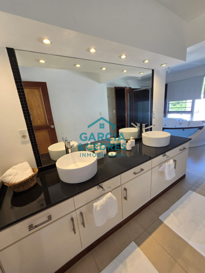 Casa ID.1391 - Alquilo Casa en Rincon del Indio  . Cuatro dormitorios y 4 baños 