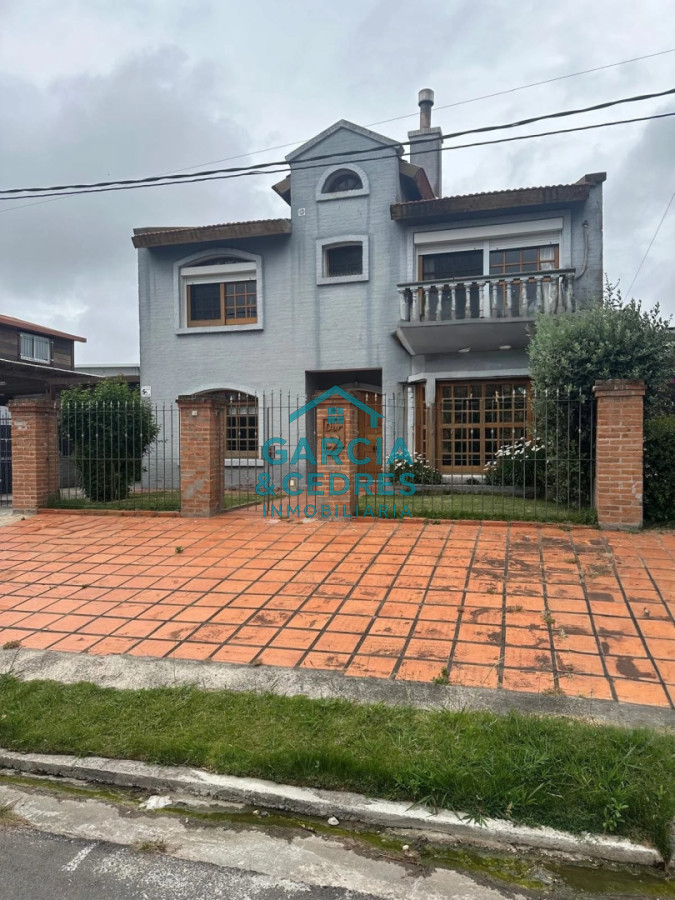 Casa ID.115 - EXCELENTE OPORTUNIDAD CASA DE 4 DORMITORIOS Y 4 BAÑOS , BARBACOA CERRADA Y MUCHO MAS EN BARRIO BIARRITZ 