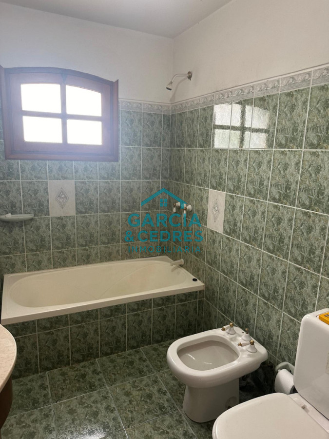 Casa ID.115 - EXCELENTE OPORTUNIDAD CASA DE 4 DORMITORIOS Y 4 BAÑOS , BARBACOA CERRADA Y MUCHO MAS EN BARRIO BIARRITZ 