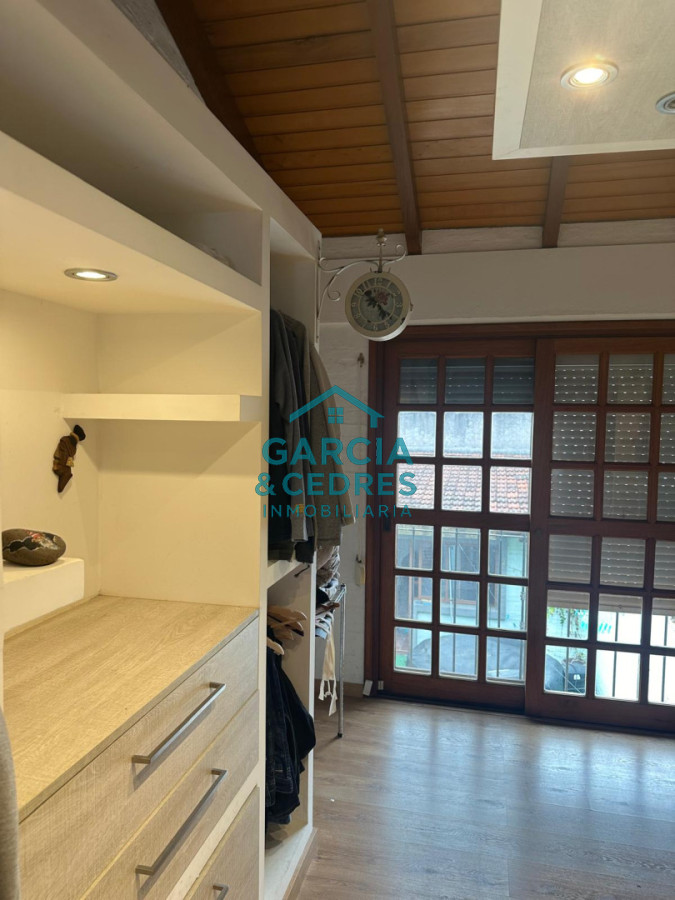 Casa ID.115 - EXCELENTE OPORTUNIDAD CASA DE 4 DORMITORIOS Y 4 BAÑOS , BARBACOA CERRADA Y MUCHO MAS EN BARRIO BIARRITZ 