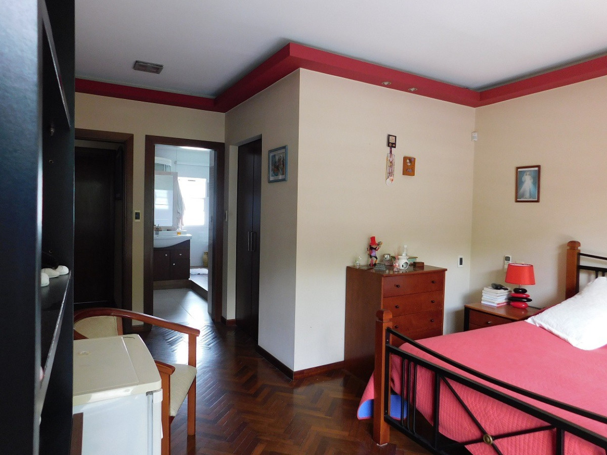 Casa ID.134 - Se Vende Sobre Caramuru En El Corazon De Punta Gorda Regia Casa En Impecable Estado Lista Para Entrar 6 Dormitorios 4 Baños Con La Mas Alta Seguridad
