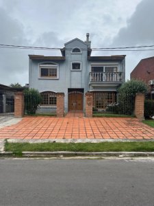 EXCELENTE OPORTUNIDAD CASA DE 4 DORMITORIOS Y 4 BAÑOS , BARBACOA CERRADA Y MUCHO MAS EN BARRIO BIARRITZ 