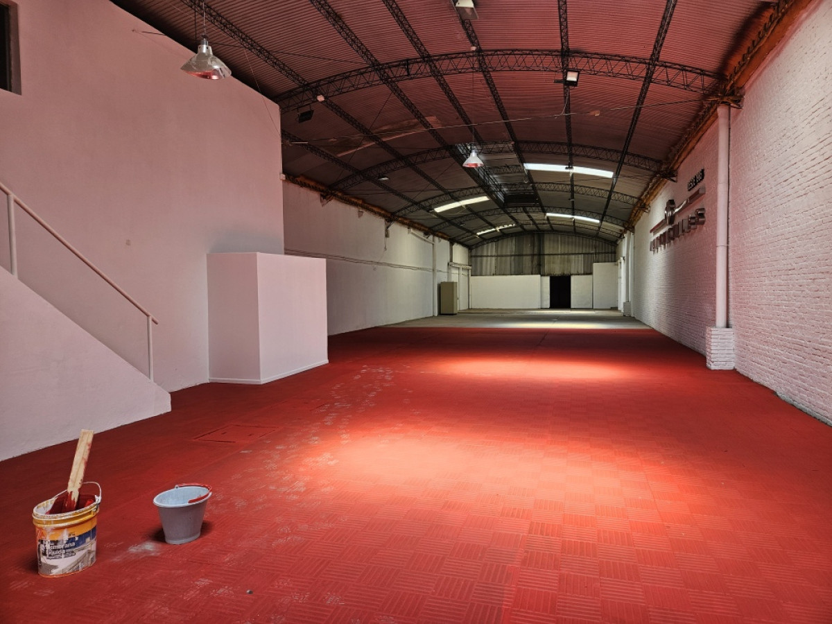 Local Comercial ID.372 - Se vende en Union Local Con Renta A Pasos  De 8 De Octubre