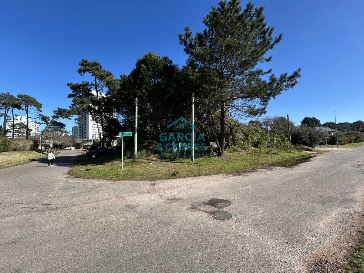 Terreno ID.7 - Terreno esquinero de 700 m2 con construcción de 87m2.  Frente Avenida Jose Gervasio Artigas