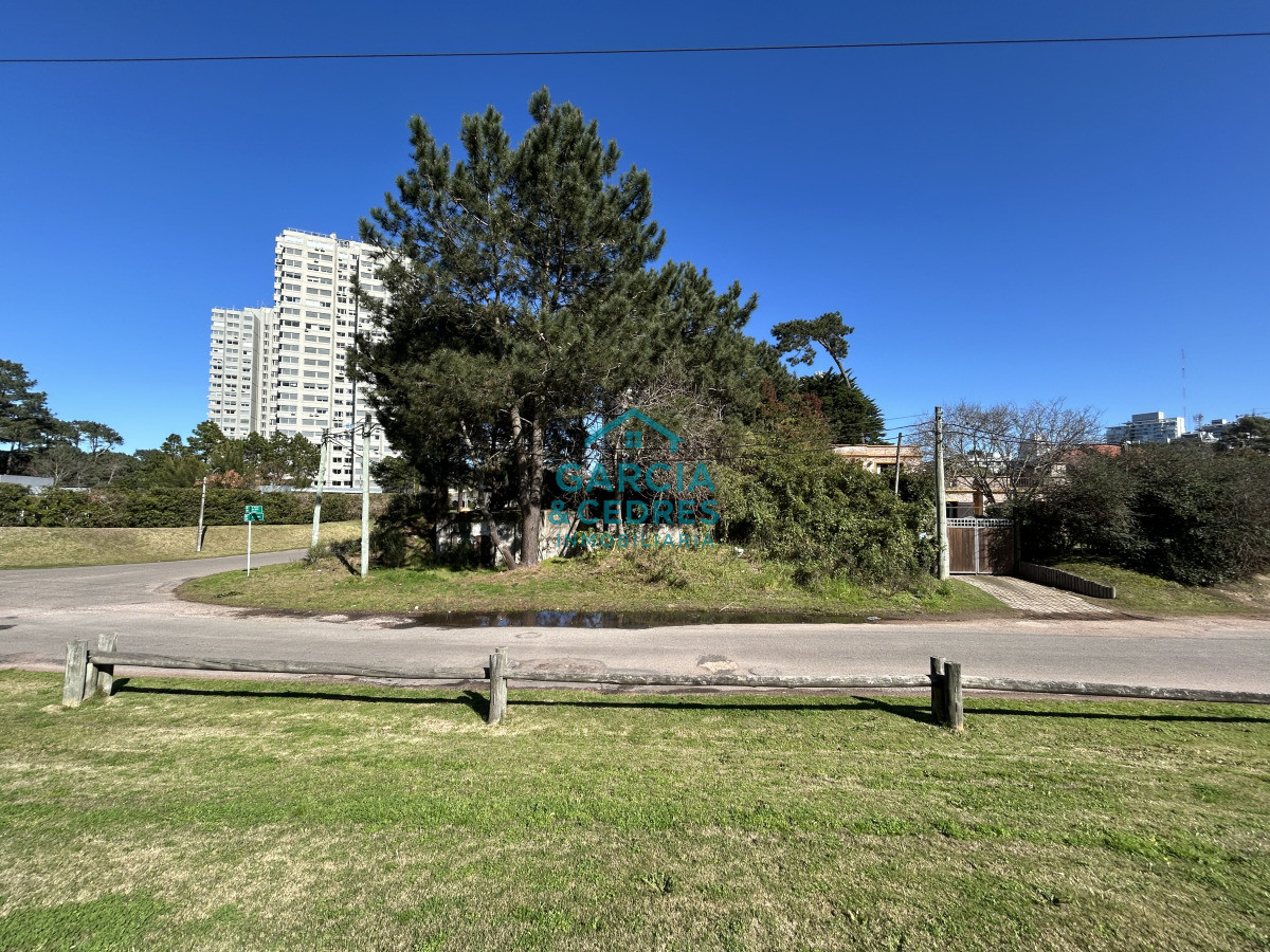 Terreno ID.7 - Terreno esquinero de 744 m2 con construcción de 87m2.  Frente Avenida Jose Gervasio Artigas