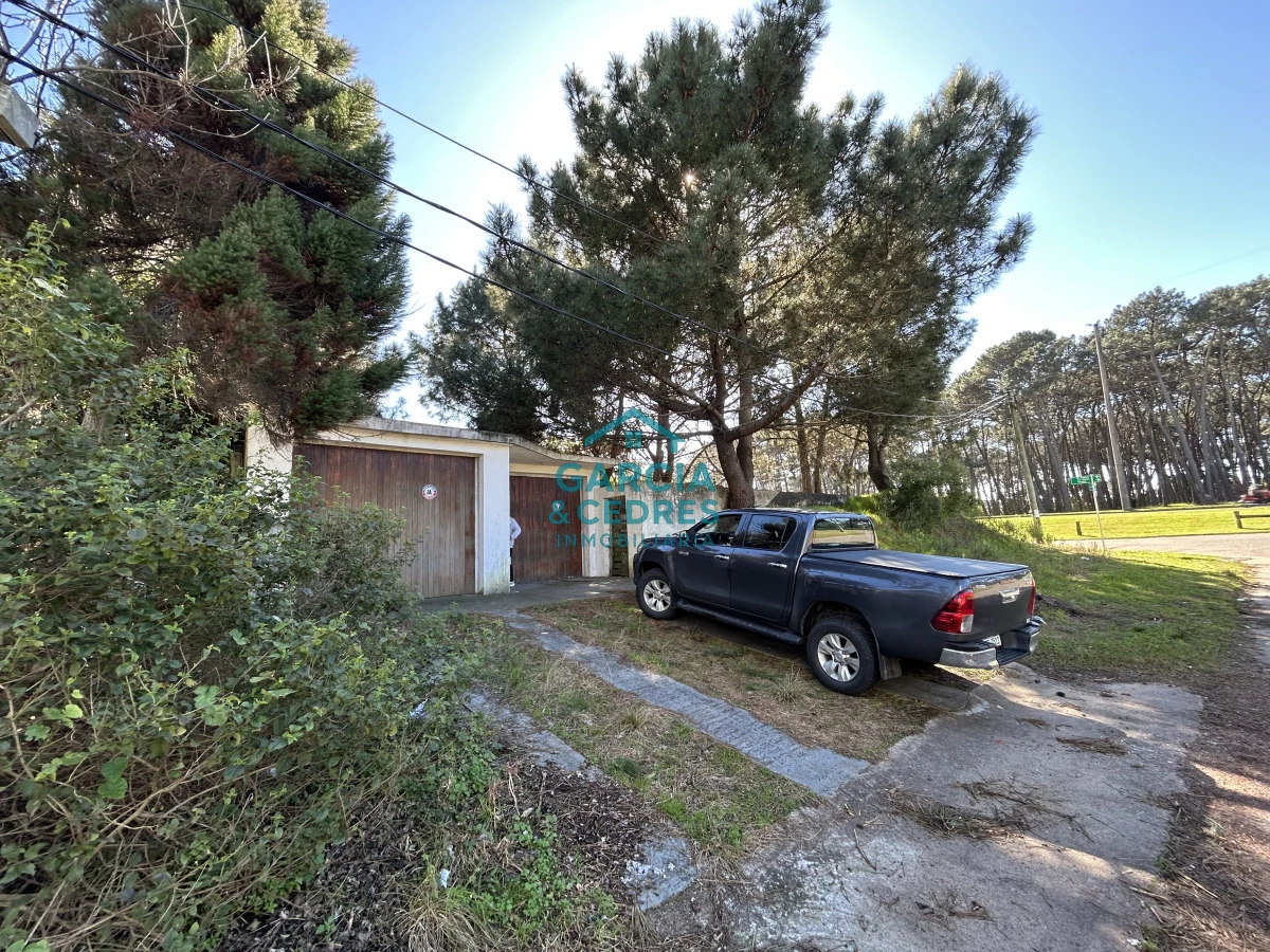 Terreno ID.7 - Terreno esquinero de 700 m2 con construcción de 87m2.  Frente Avenida Jose Gervasio Artigas