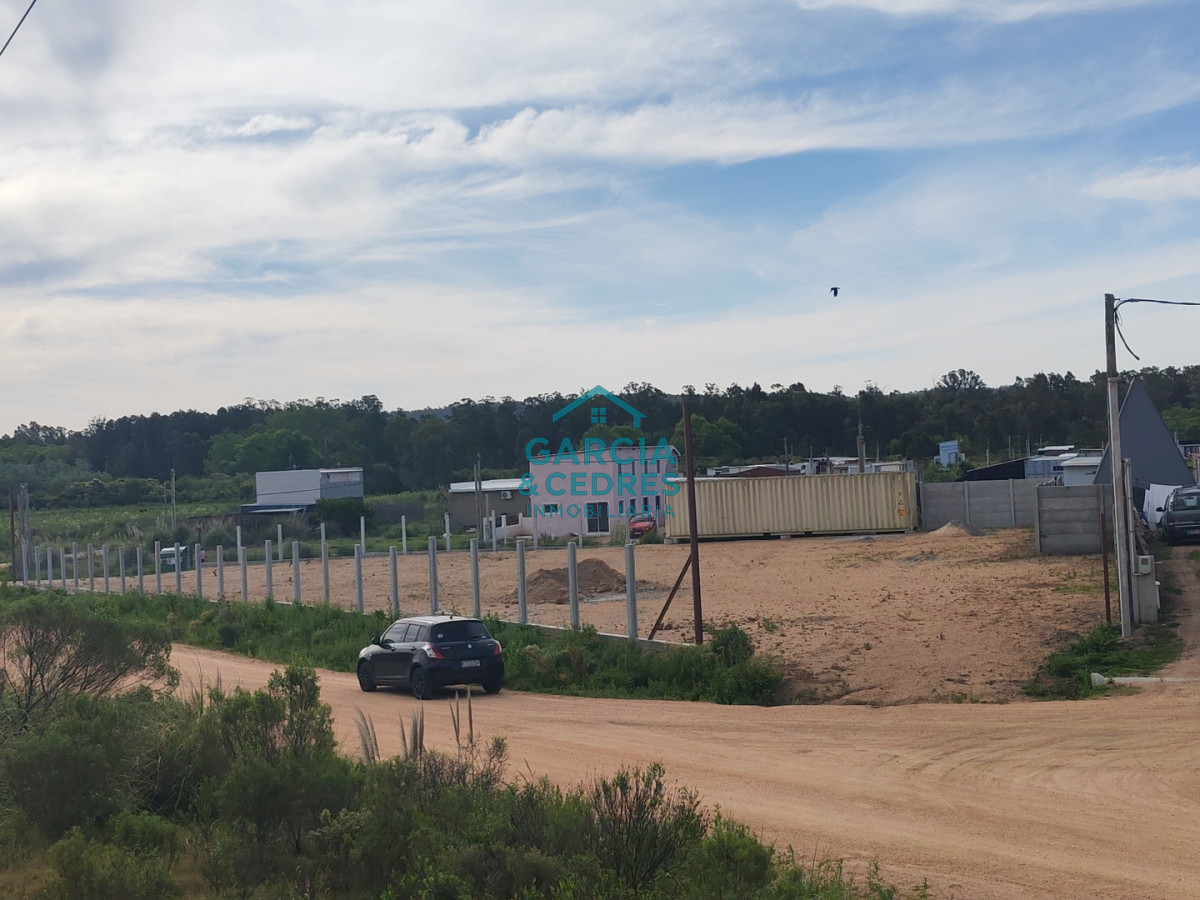 Terreno ID.8 - Terreno en Camino Lussich de 1800 M2. Ideal para Polo logistico . Galpones o empresa de camiones 