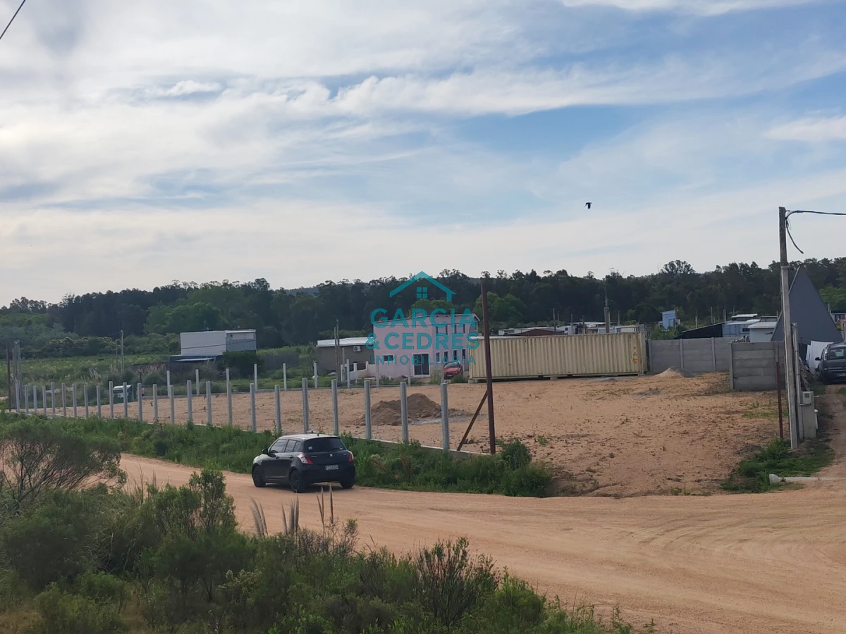 Terreno ID.8 - Terreno en Camino Lussich de 1800 M2. Ideal para Polo logistico . Galpones o empresa de camiones 