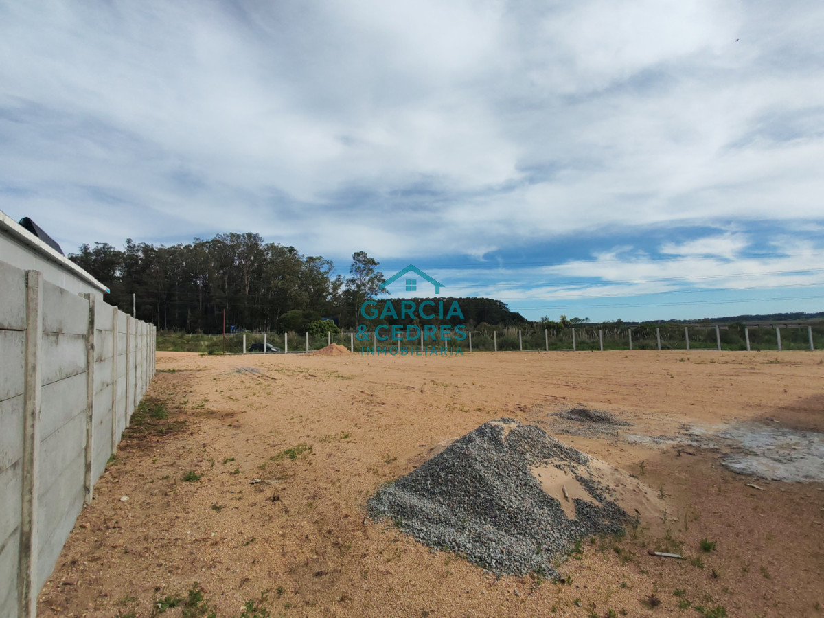 Terreno ID.8 - Terreno en Camino Lussich de 1800 M2. Ideal para Polo logistico . Galpones o empresa de camiones 