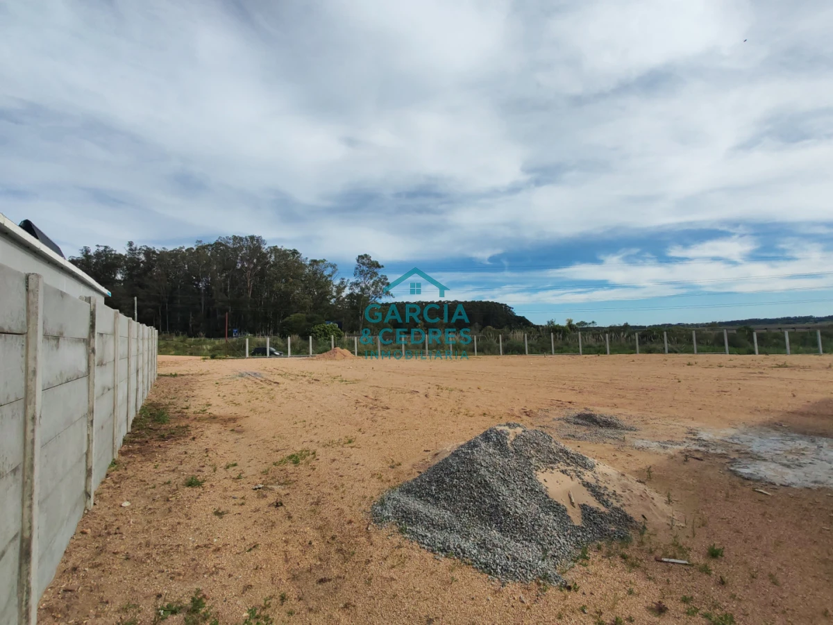 Terreno ID.8 - Terreno en Camino Lussich de 1800 M2. Ideal para Polo logistico . Galpones o empresa de camiones 