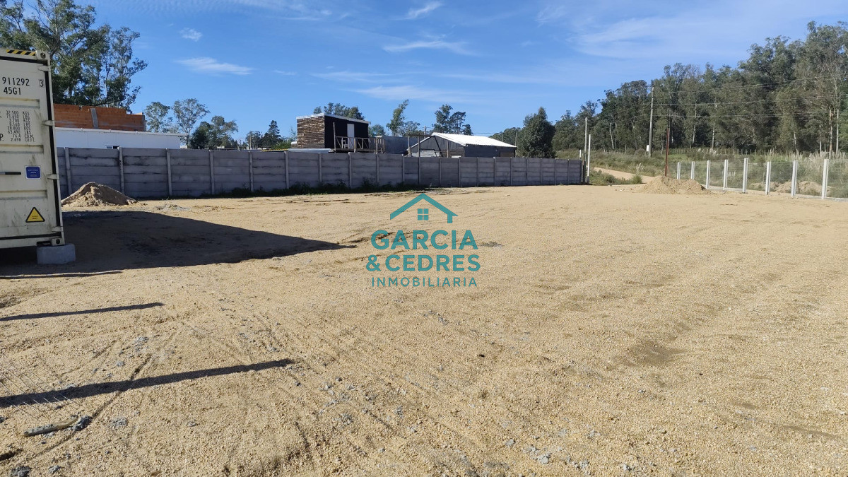 Terreno ID.8 - Terreno en Camino Lussich de 1800 M2. Ideal para Polo logistico . Galpones o empresa de camiones 