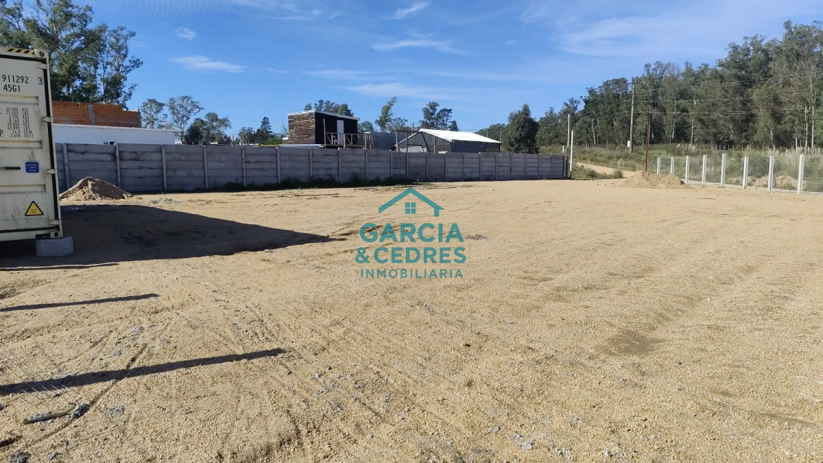 Terreno ID.8 - Terreno en Camino Lussich de 1800 M2. Ideal para Polo logistico . Galpones o empresa de camiones 