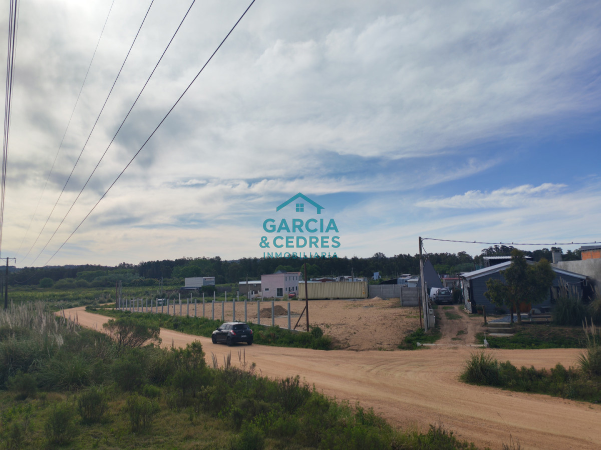 Terreno ID.8 - Terreno en Camino Lussich de 1800 M2. Ideal para Polo logistico . Galpones o empresa de camiones 