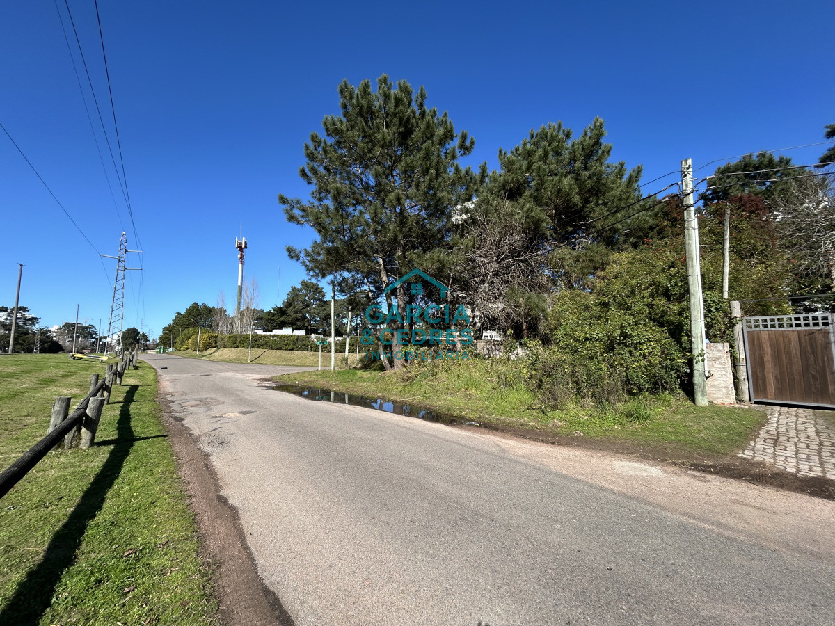 Terreno ID.7 - Terreno esquinero de 744 m2 con construcción de 87m2.  Frente Avenida Jose Gervasio Artigas