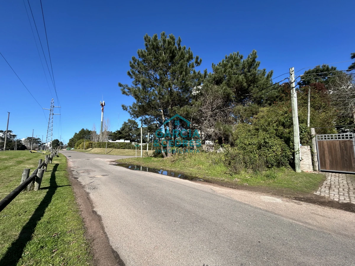 Terreno ID.7 - Terreno esquinero de 700 m2 con construcción de 87m2.  Frente Avenida Jose Gervasio Artigas