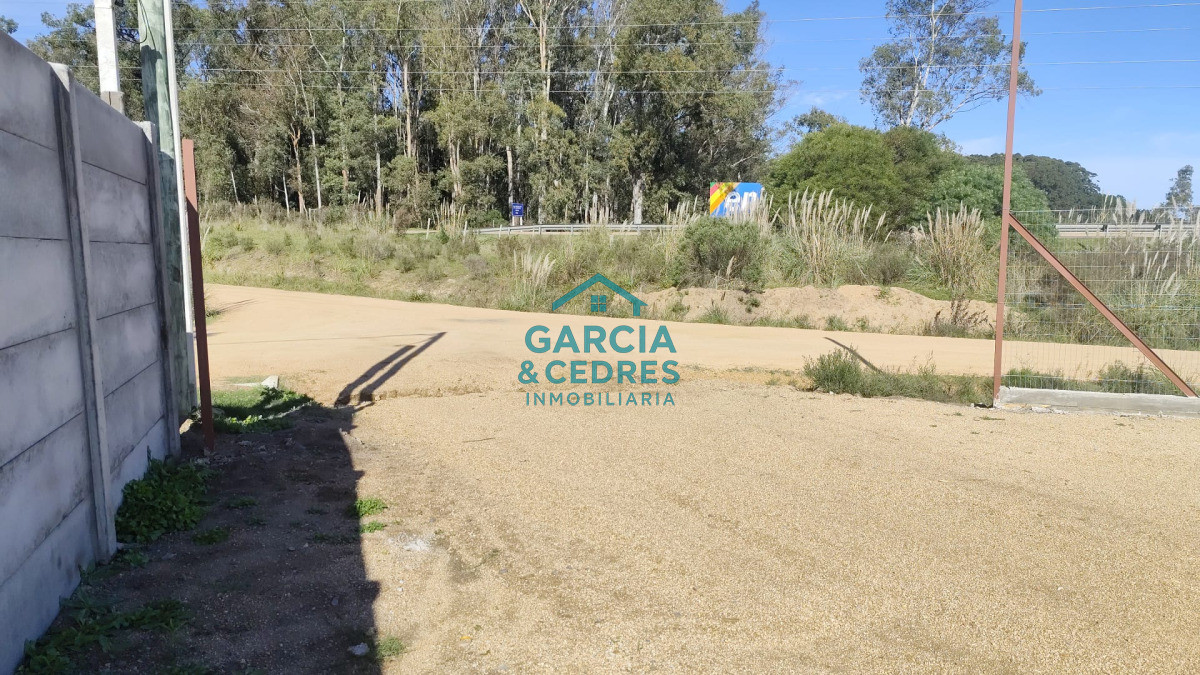 Terreno ID.8 - Terreno en Camino Lussich de 1800 M2. Ideal para Polo logistico . Galpones o empresa de camiones 