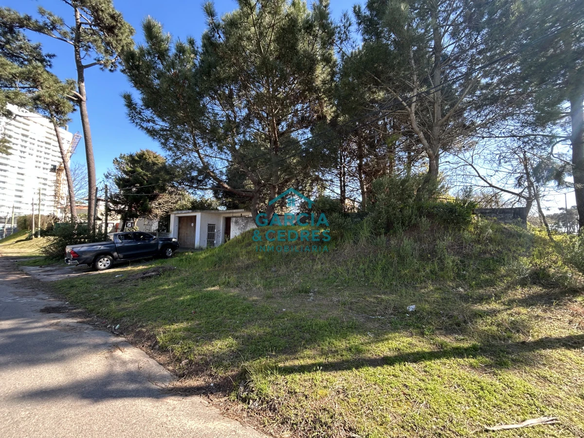 Terreno ID.7 - Terreno esquinero de 700 m2 con construcción de 87m2.  Frente Avenida Jose Gervasio Artigas