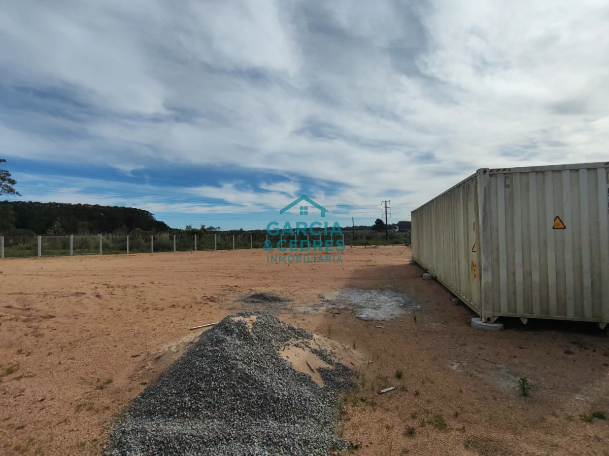 Terreno ID.8 - Terreno en Camino Lussich de 1800 M2. Ideal para Polo logistico . Galpones o empresa de camiones 