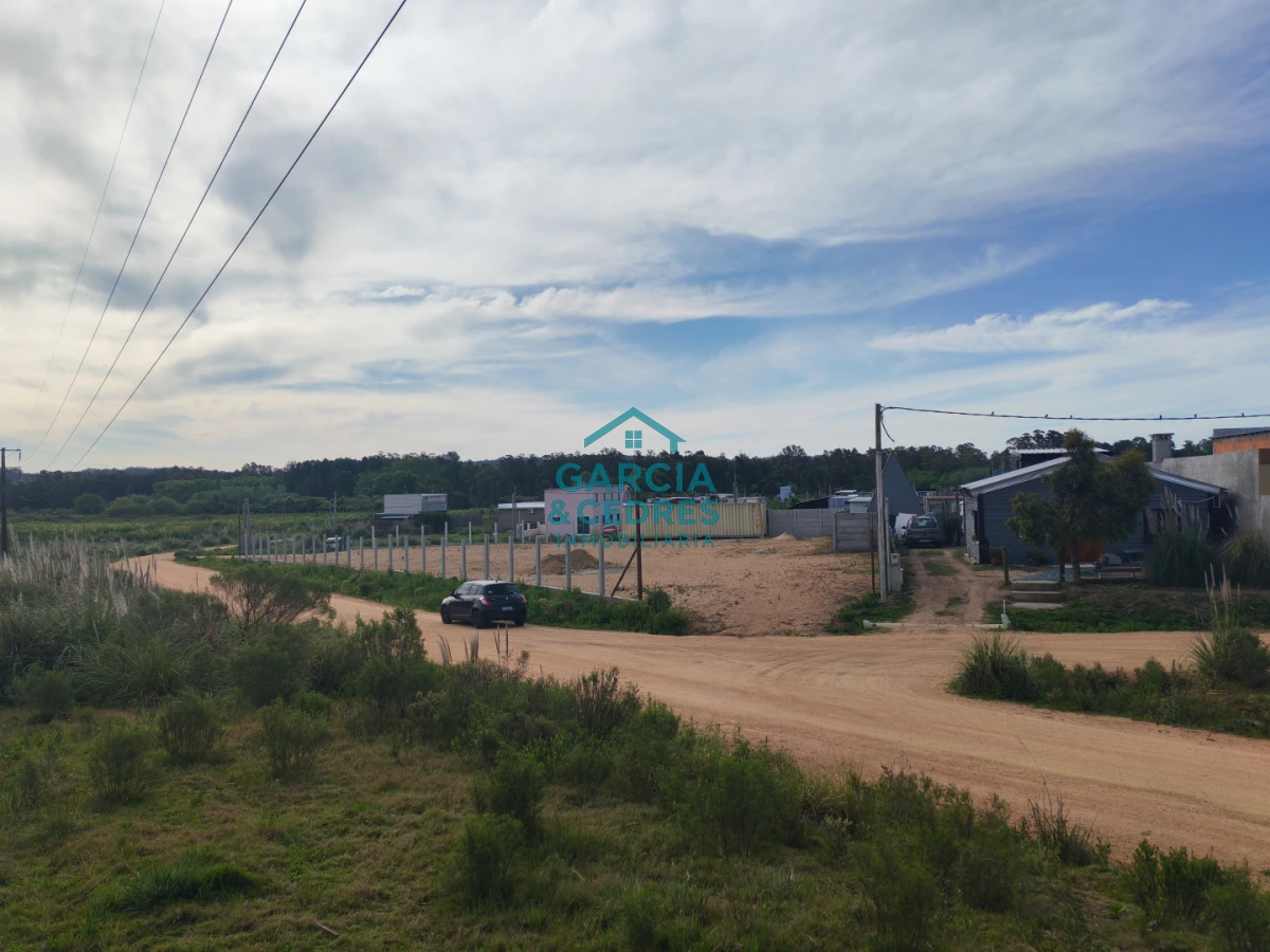 Terreno ID.8 - Terreno en Camino Lussich de 1800 M2. Ideal para Polo logistico . Galpones o empresa de camiones 