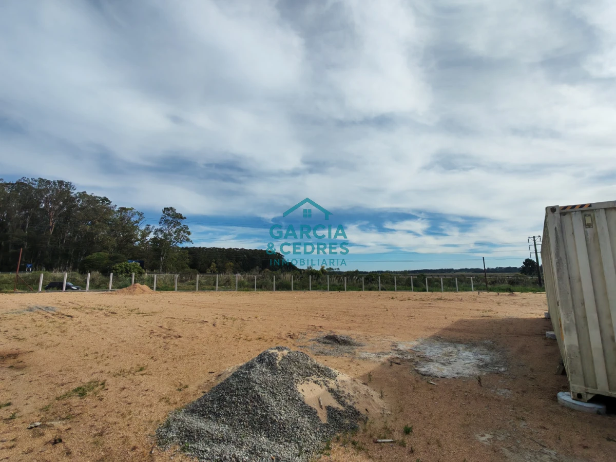 Terreno ID.8 - Terreno en Camino Lussich de 1800 M2. Ideal para Polo logistico . Galpones o empresa de camiones 