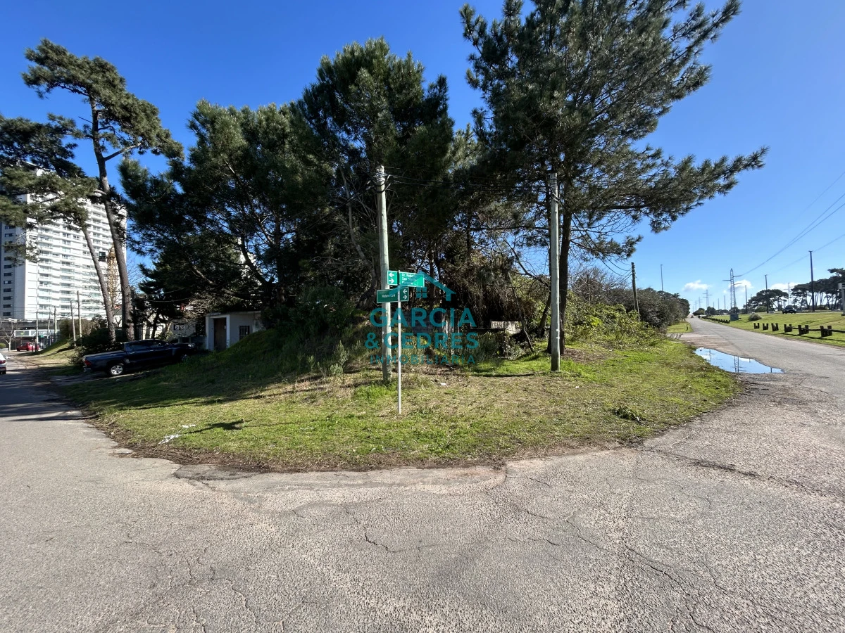 Terreno ID.7 - Terreno esquinero de 700 m2 con construcción de 87m2.  Frente Avenida Jose Gervasio Artigas