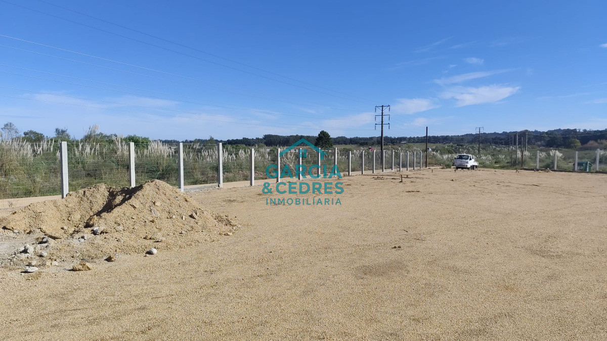 Terreno ID.8 - Terreno en Camino Lussich de 1800 M2. Ideal para Polo logistico . Galpones o empresa de camiones 