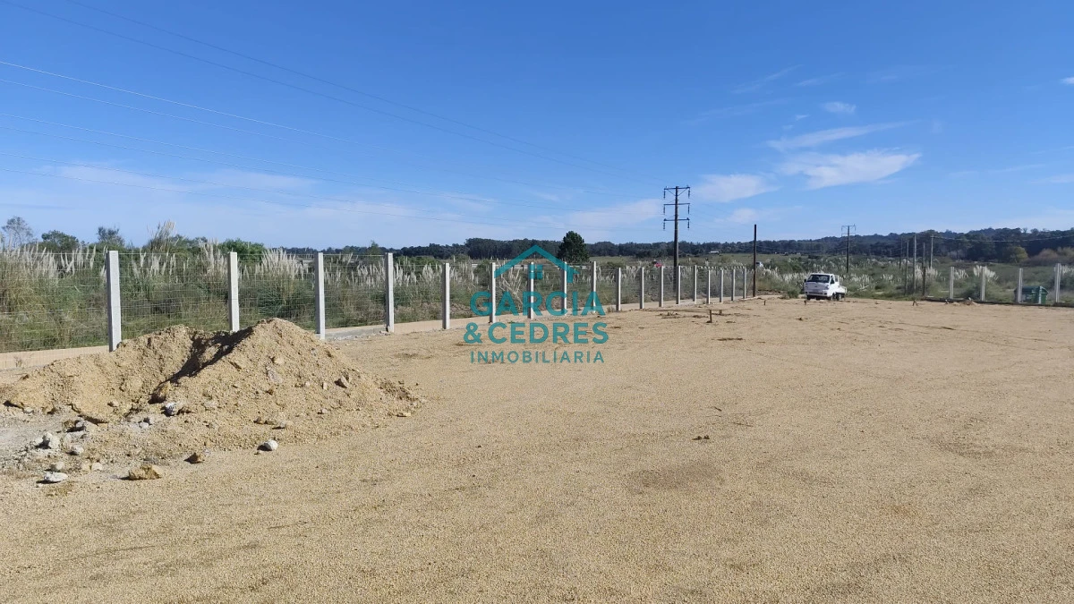 Terreno ID.8 - Terreno en Camino Lussich de 1800 M2. Ideal para Polo logistico . Galpones o empresa de camiones 