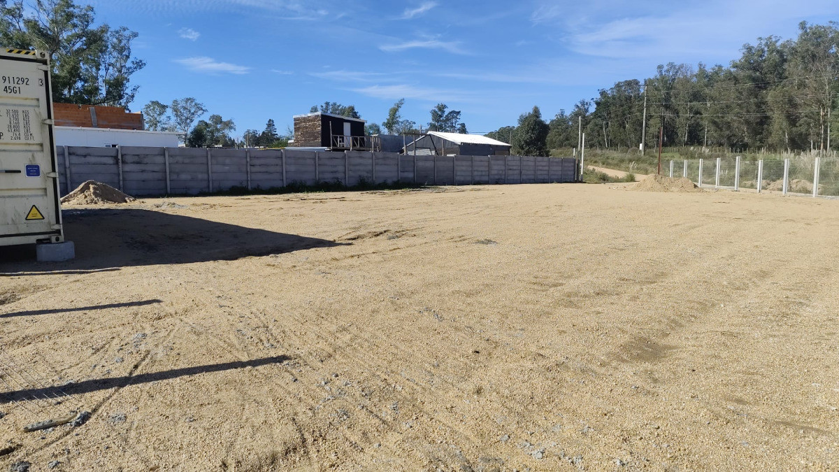 Terreno en Camino Lussich de 1800 M2. Ideal para Polo logistico . Galpones o empresa de camiones 