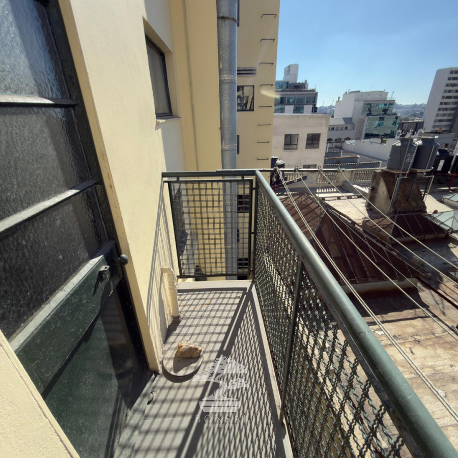 Apartamento ID.1124 - Venta Apartamento 2 dormitorios + servicio Ciudad Vieja Montevideo a reciclar C
