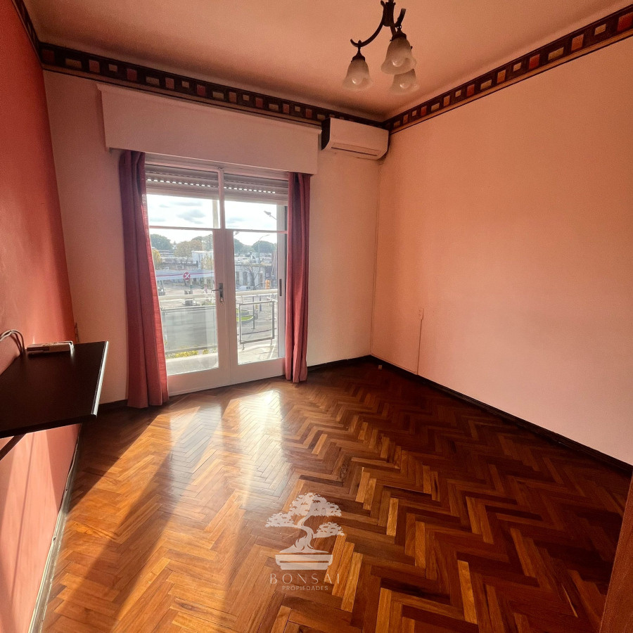 Apartamento ID.647 - Venta Apartamento 2 dormitorios y servicio con Garaje Reducto Montevideo V