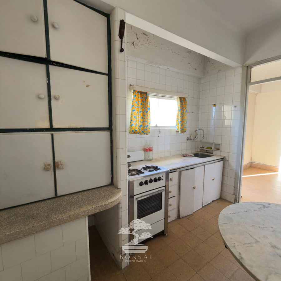 Apartamento ID.1124 - Venta Apartamento 2 dormitorios + servicio Ciudad Vieja Montevideo a reciclar C