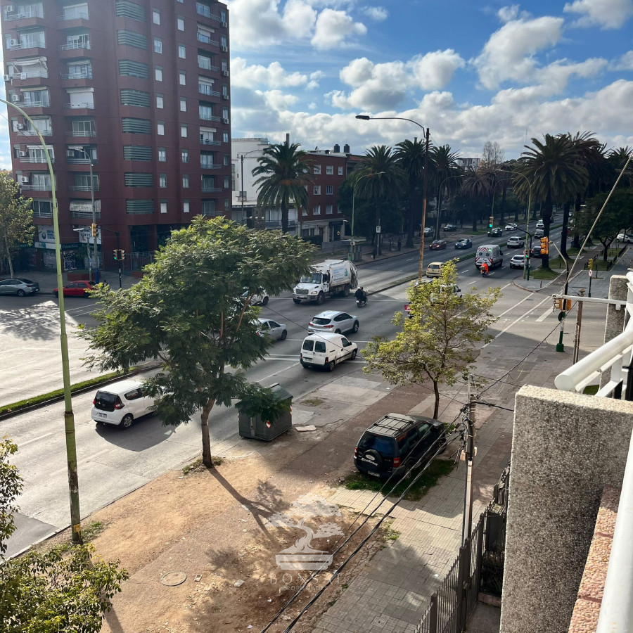 Apartamento ID.647 - Venta Apartamento 2 dormitorios y servicio con Garaje Reducto Montevideo V