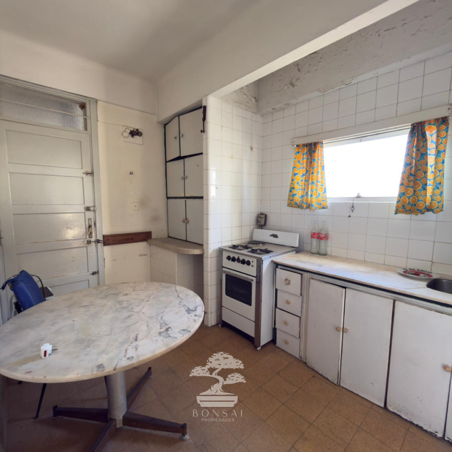 Apartamento ID.1124 - Venta Apartamento 2 dormitorios + servicio Ciudad Vieja Montevideo a reciclar C